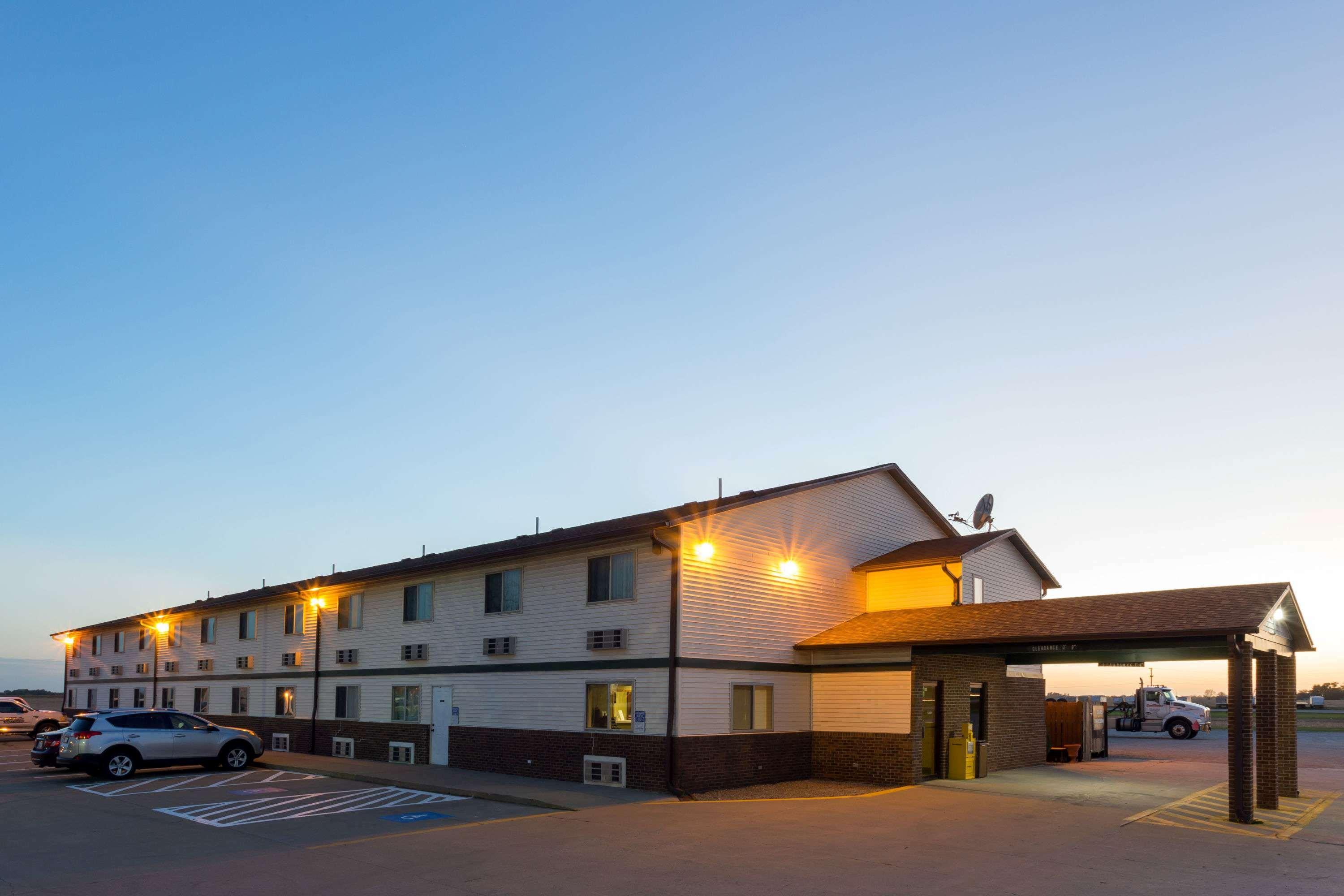 Super 8 By Wyndham Mendota I-39 Hotel Exterior photo